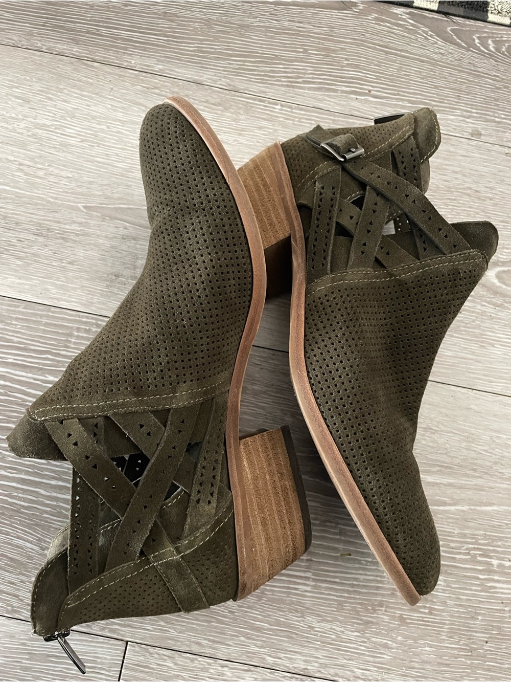 Vince Camuto Suede Leather Olive Green Perforated Ankle Booties Boots Size 10